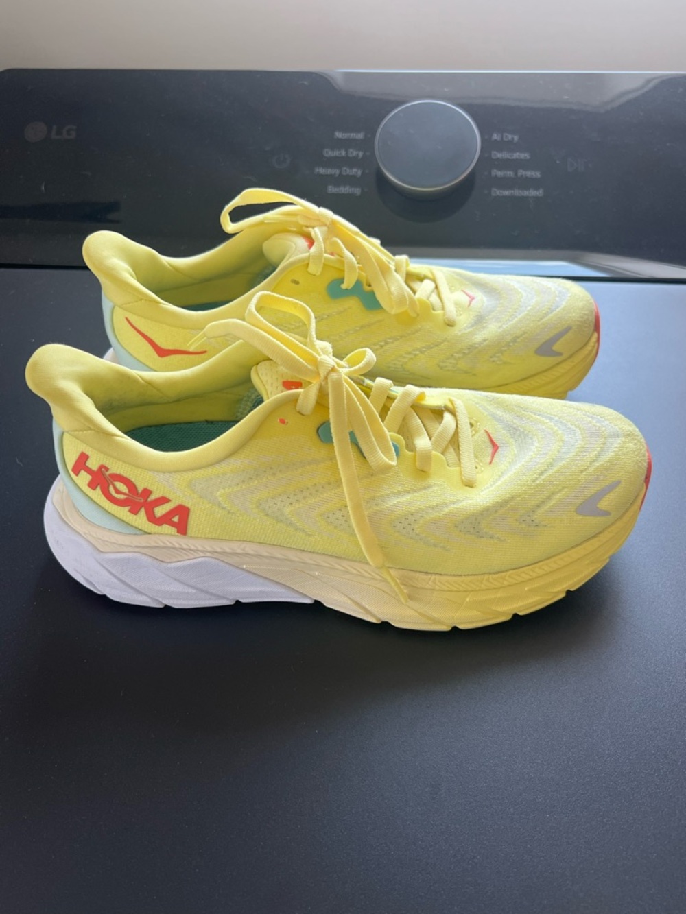 Hoka Neon Yellow Arahi 6 Running shoes